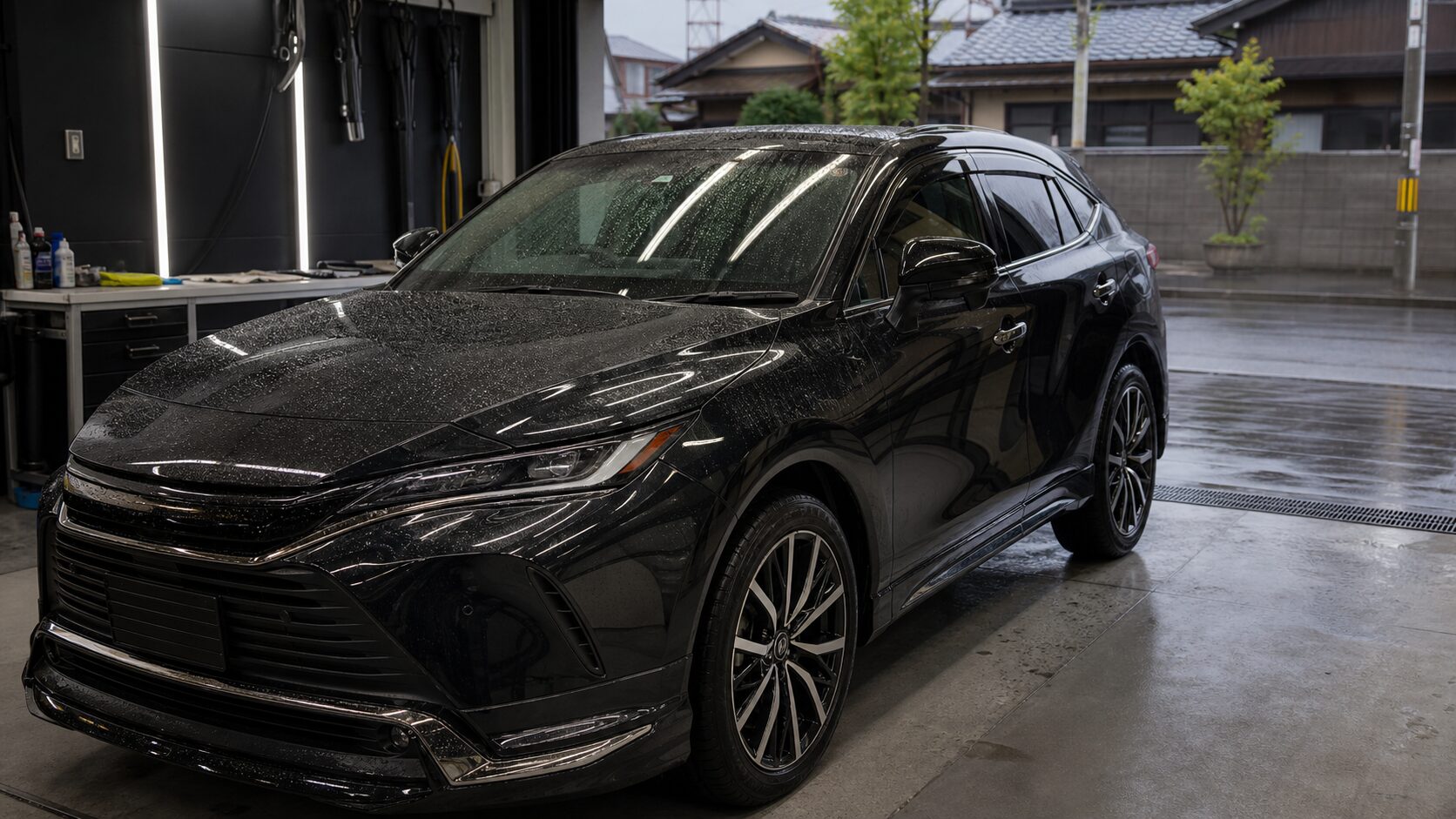 京都で屋外保管の車に高耐久セラミックコーティングを検討するイメージ