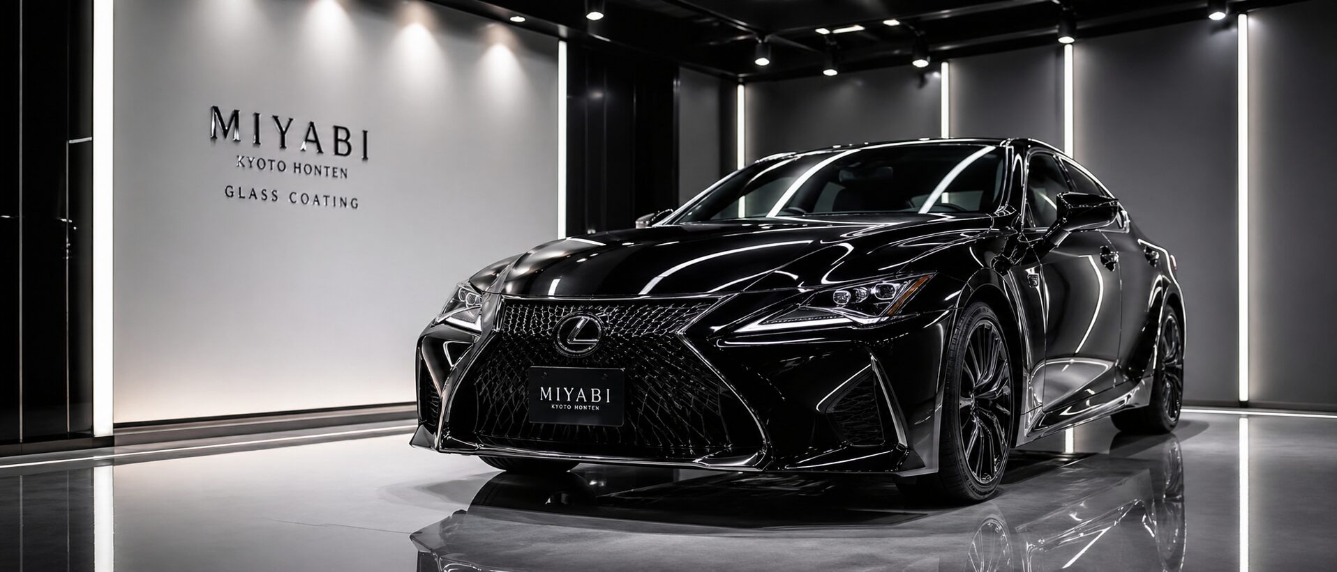 MIYABIの施工ブースで艶のある黒い車のコーティング仕上がり