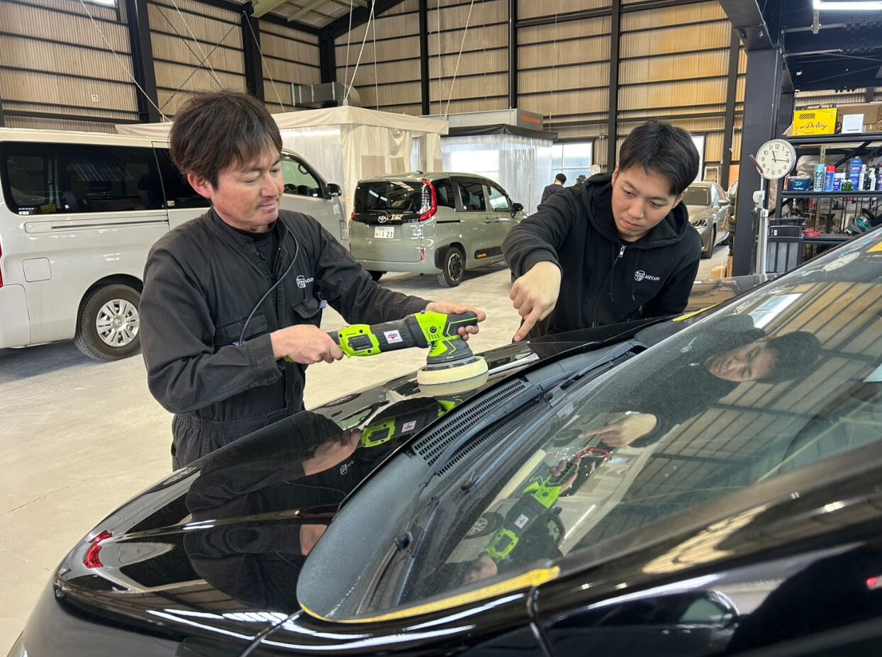 車の状態を確認して提案する様子