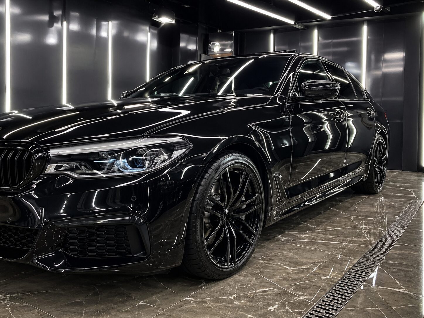 美しく仕上がった黒い車