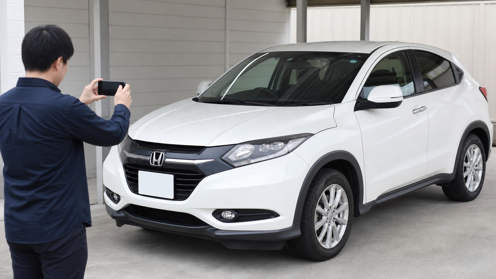 カーコーティング相談前にホンダ ヴェゼルの車全体を撮影するイメージ