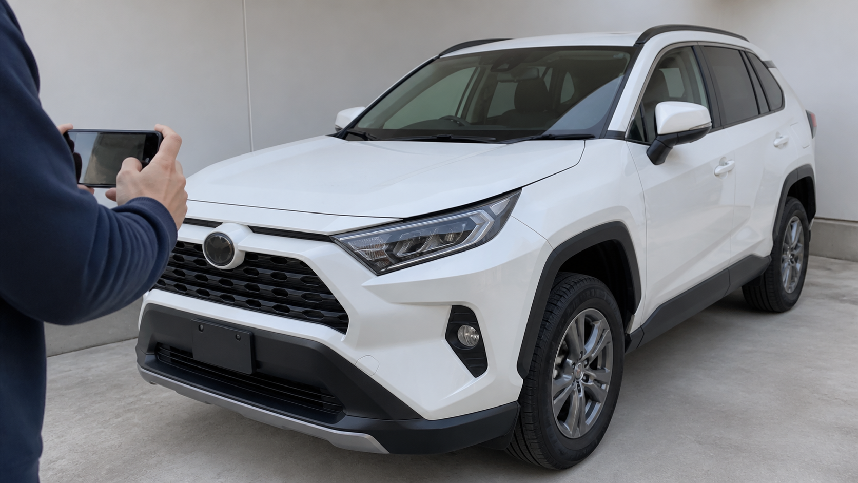 虫汚れの相談用にトヨタ RAV4の車体前面を撮影するイメージ