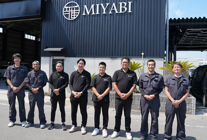 MIYABI店舗前に並ぶスタッフ