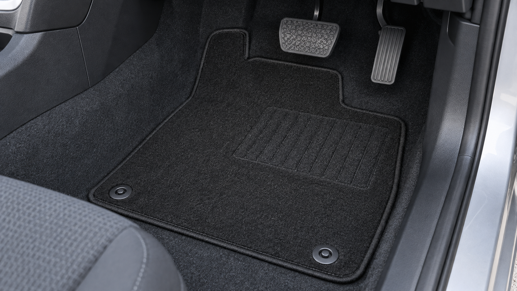 固定具へ装着しペダルとの間隔を確保した運転席マットの生成イメージ